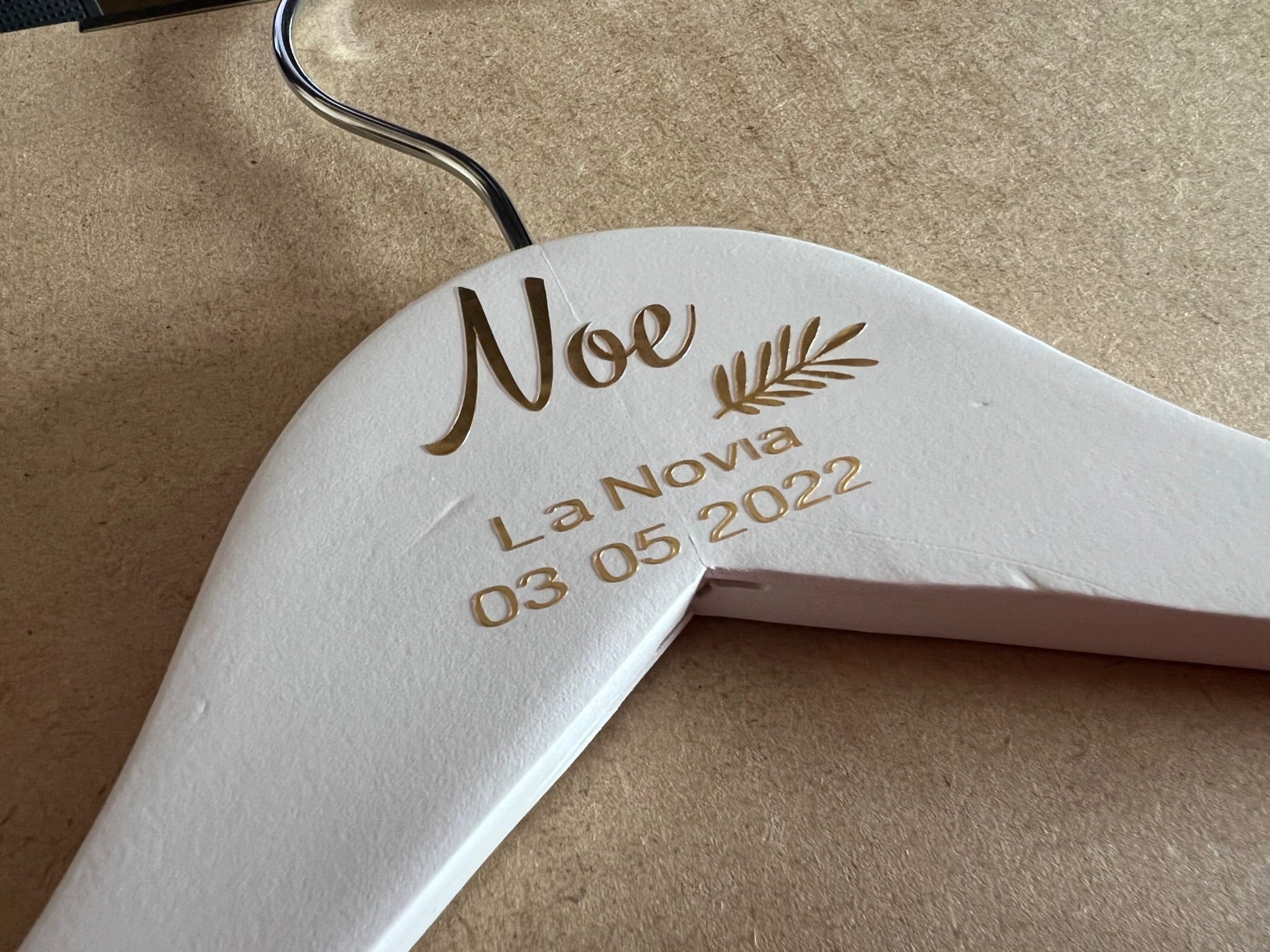 Perchas personalizadas con vinilo