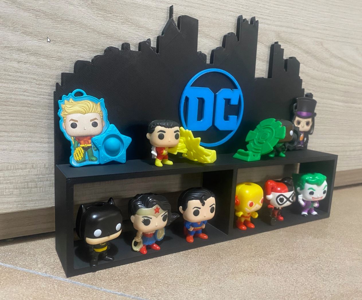 Expositor Funko Pop Kinder joy DC