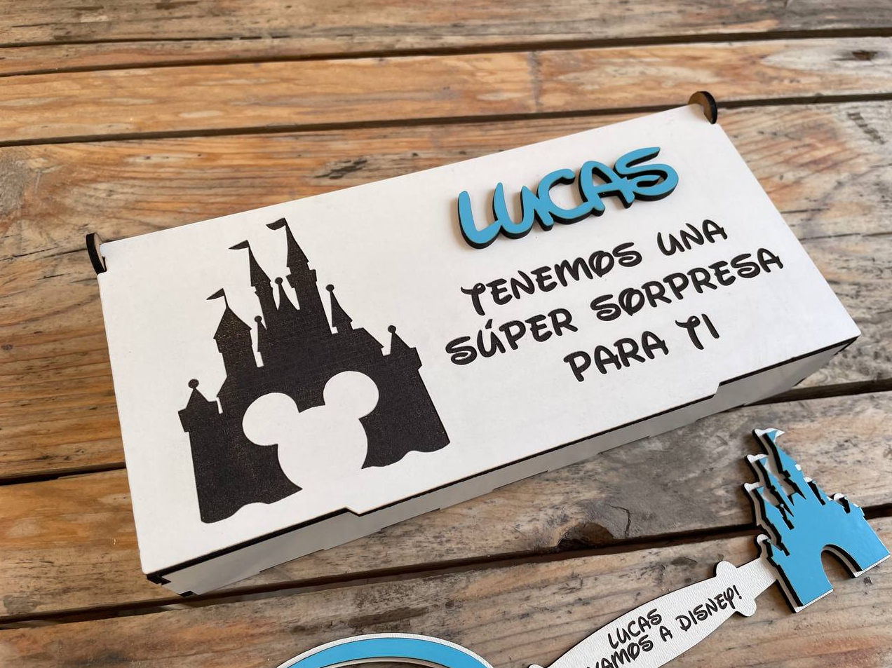 Llave invitacion Disney con caja