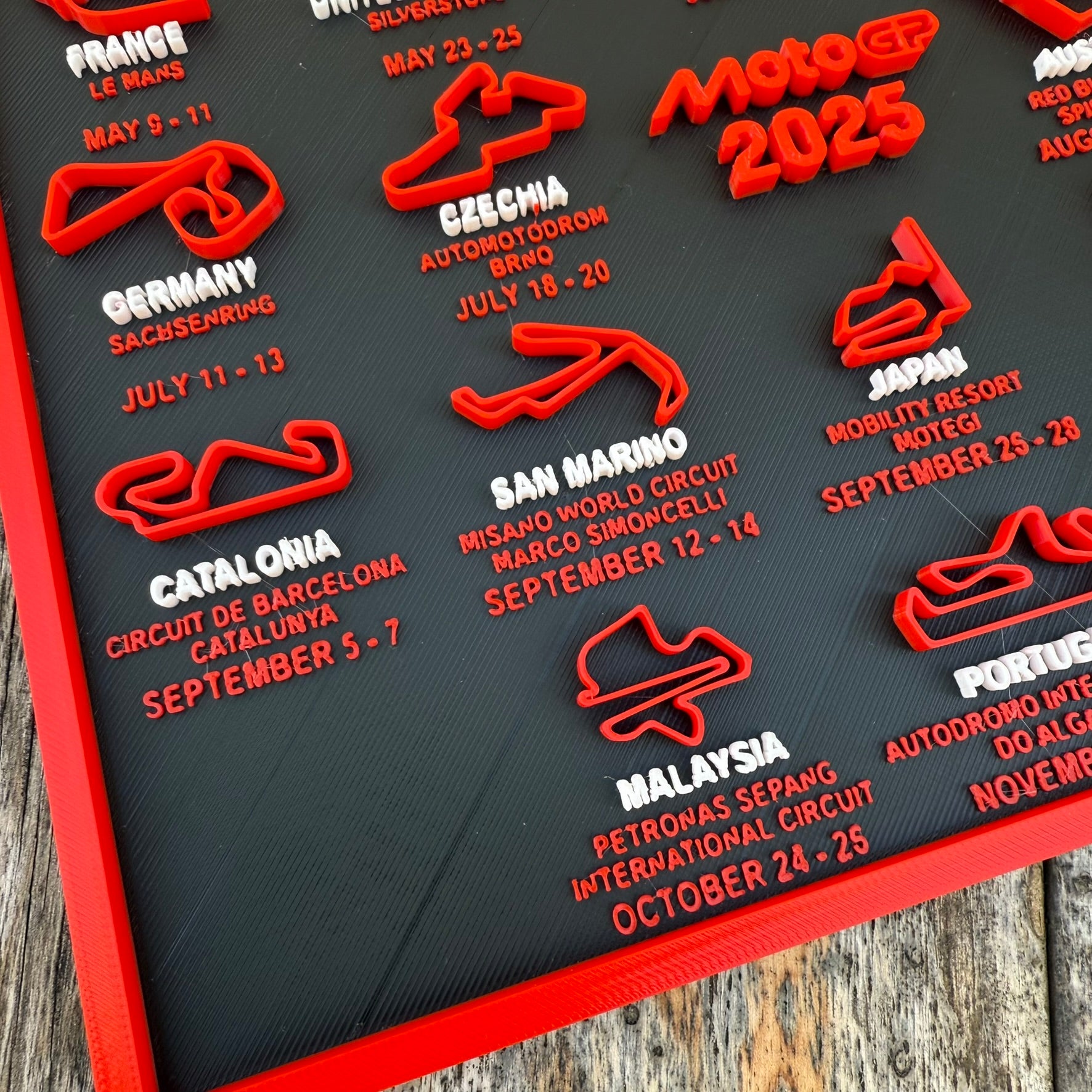 Calendario MotoGP 1 2025 con fechas impreso en 3D