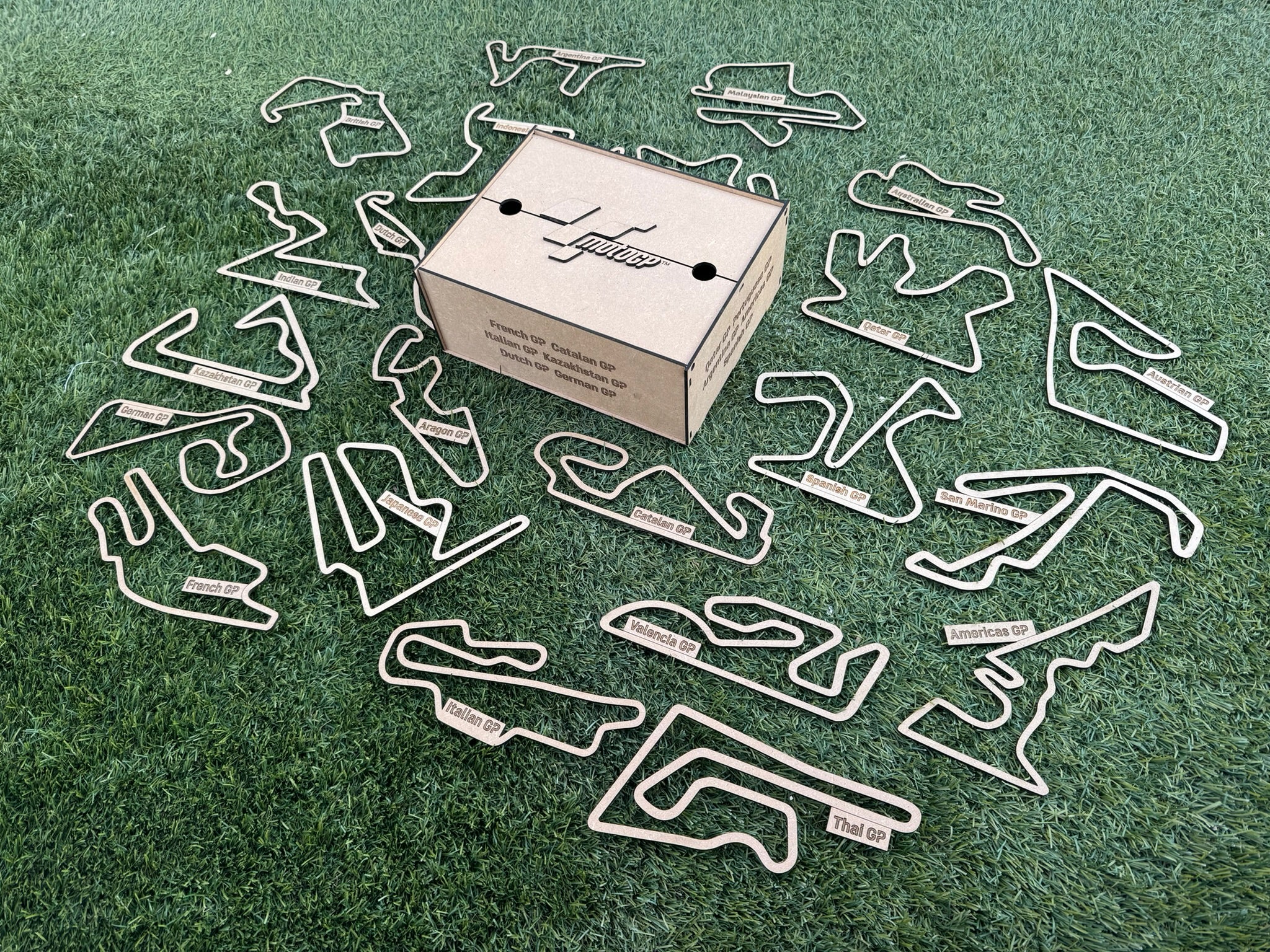 Caja circuitos MotoGP + 22 circuitos