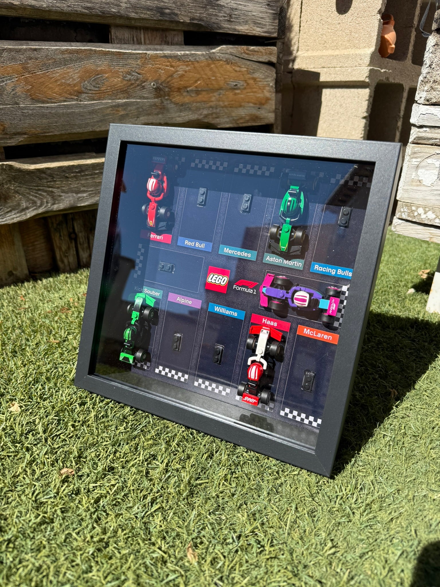 Cuadro expositor de madera 25x25 cm para colección LEGO Formula 1 Mini – 12 coches