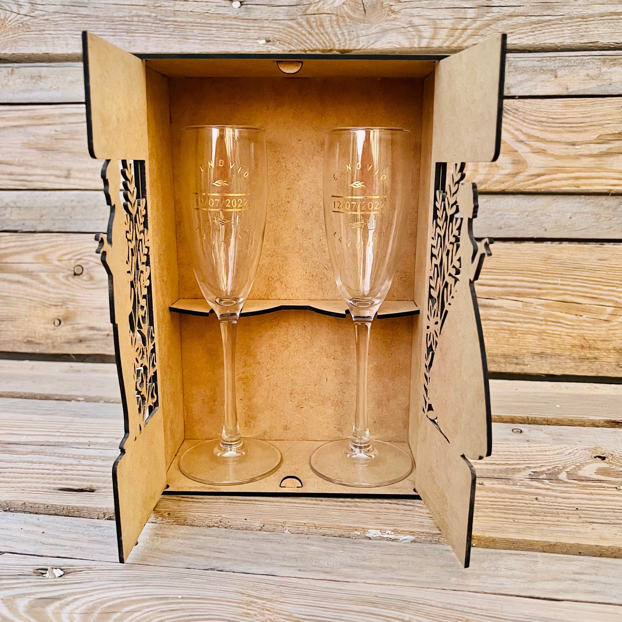 Caja con copas personalizadas