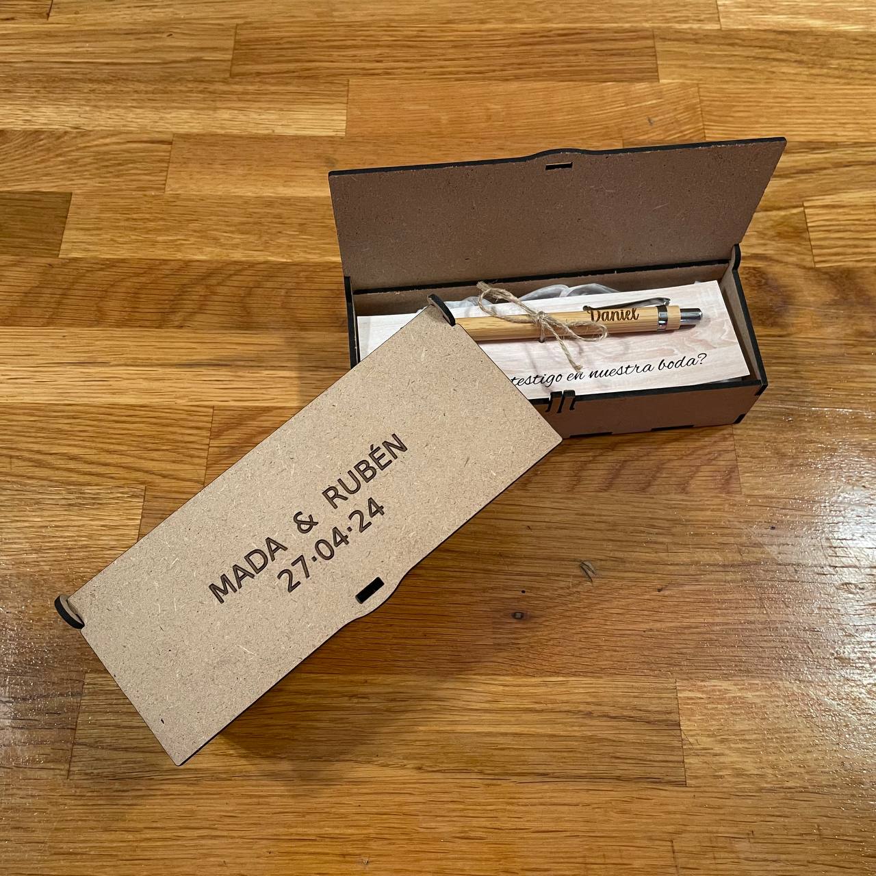 Caja con boligrafo para testigos