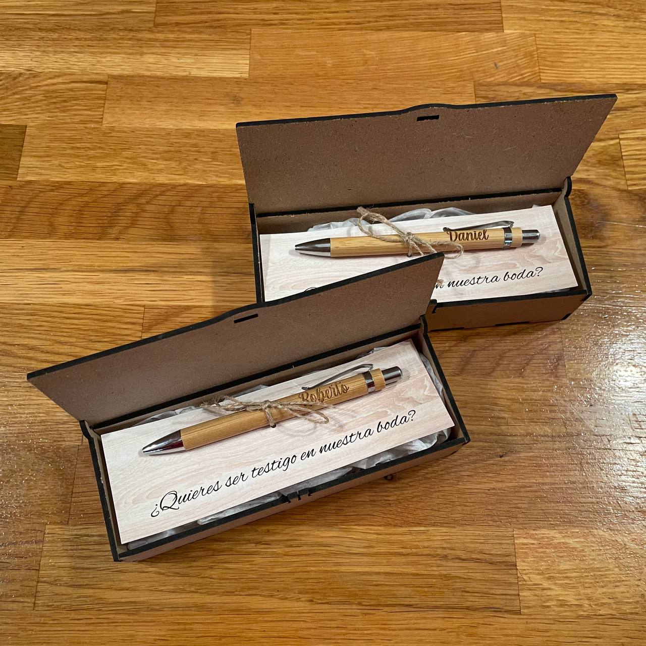 Caja con boligrafo para testigos