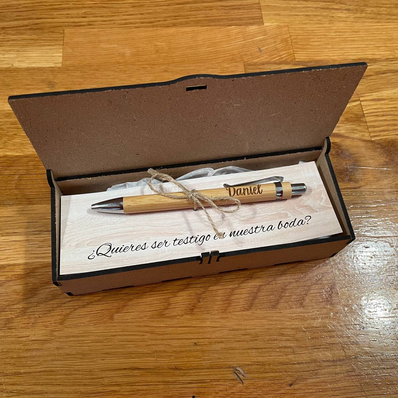 Caja con boligrafo para testigos