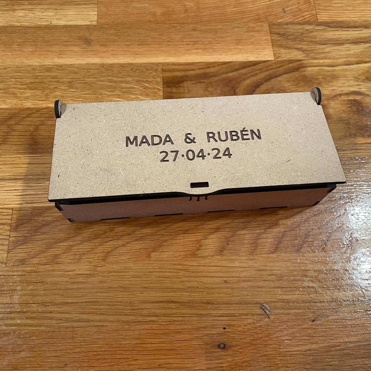Caja con boligrafo para testigos