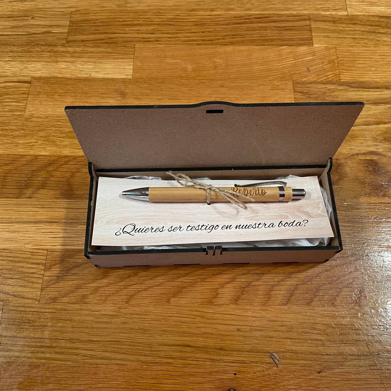 Caja con boligrafo para testigos