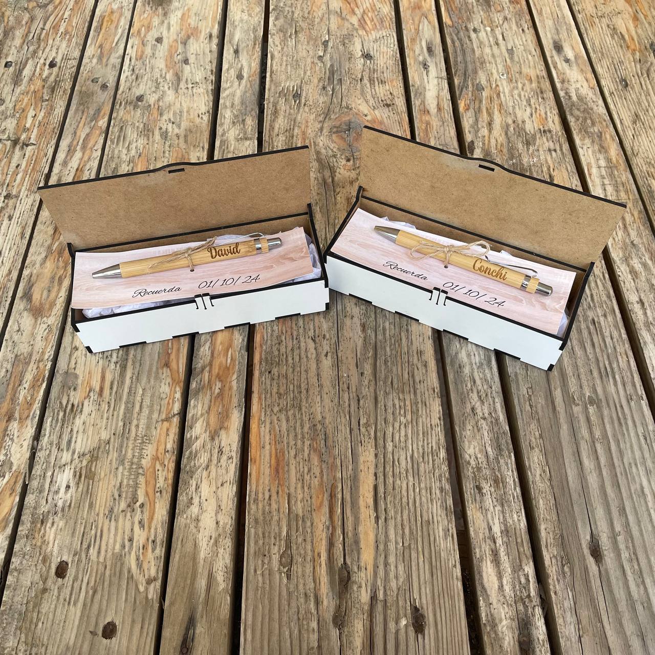 Caja con boligrafo para testigos