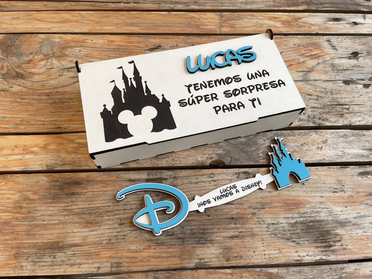 Llave invitacion Disney con caja
