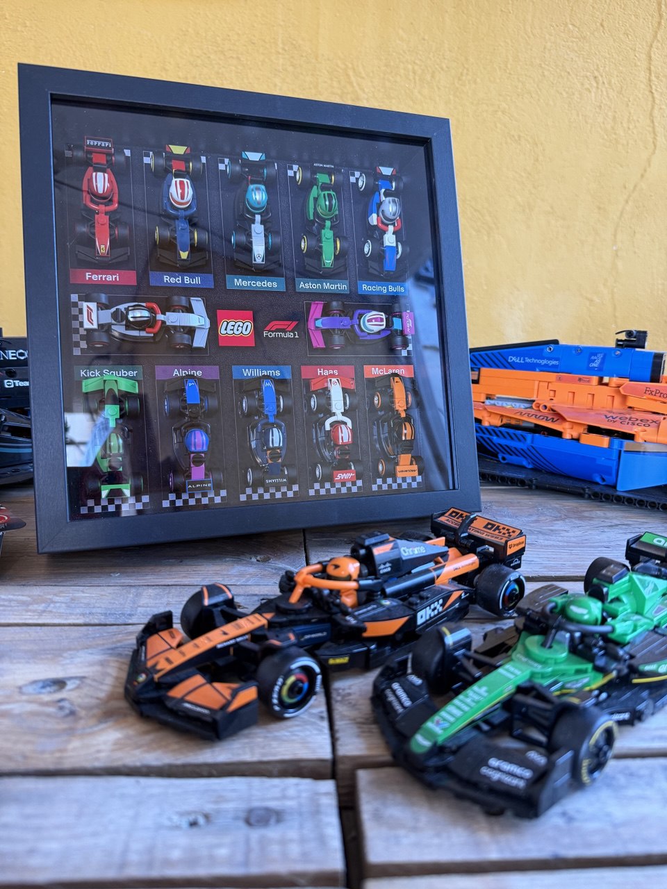 Cuadro expositor de madera 25x25 cm para colección LEGO Formula 1 Mini – 12 coches