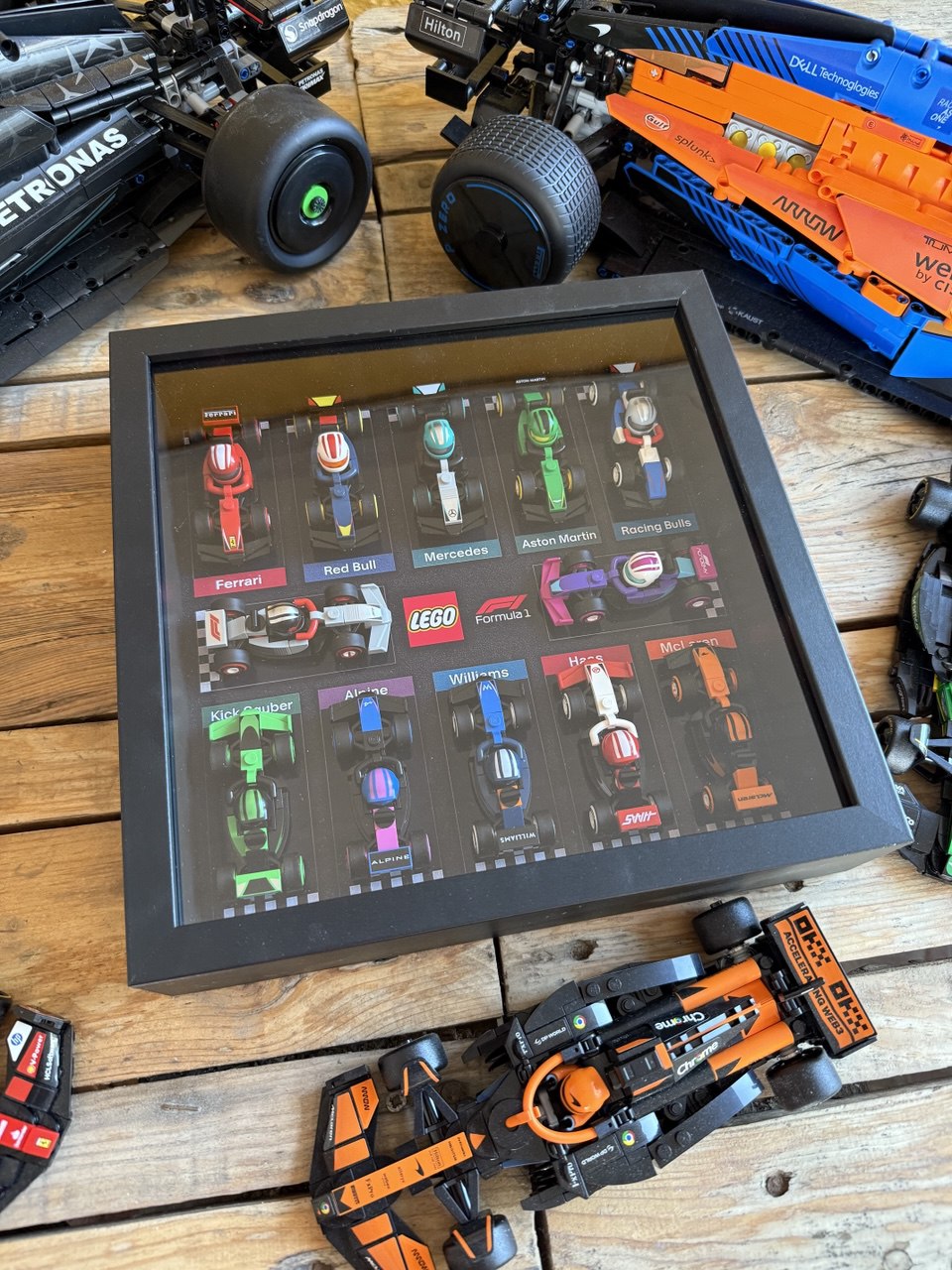 Cuadro expositor de madera 25x25 cm para colección LEGO Formula 1 Mini – 12 coches